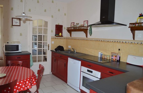 La Chatre House | House : 100m²(meublé de tourisme:3 *), 200m from center .4G. Enclosed courtyard:200m