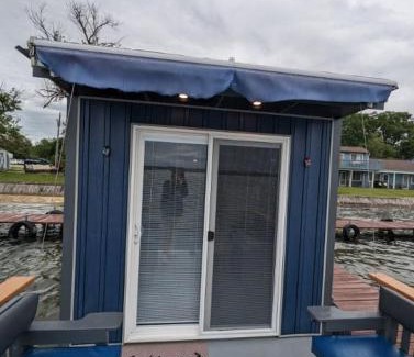 Mayfield Boat Rental | House boat on Fife Lake