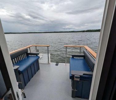 Mayfield Boat Rental | House boat on Fife Lake