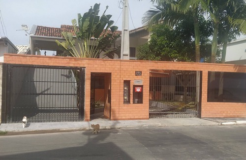 Sao Vicente House | House for up to 6 people, close to BC and Beto Carreiro