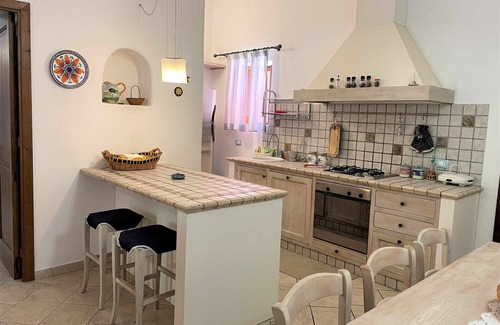 Leni House | House I 10 Puleri, among the malvasia vineyards