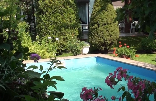 Marzahn House | House in an oasis in Berlin with pool, garden, air-conditioning and fireplace