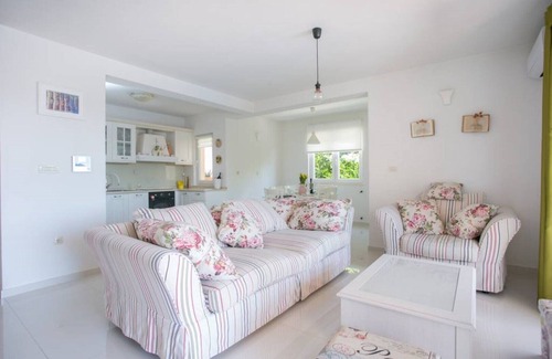 Kastel Stafilic Villa | House Longo located near center of Trogir , with private heating swimming pool