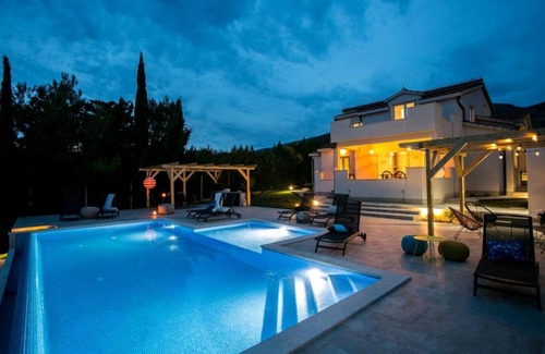 Kastel Stafilic Villa | House Longo located near center of Trogir , with private heating swimming pool