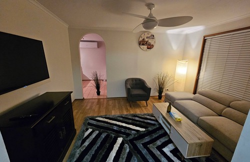 Meadow Heights House | House near Melbourne Airport