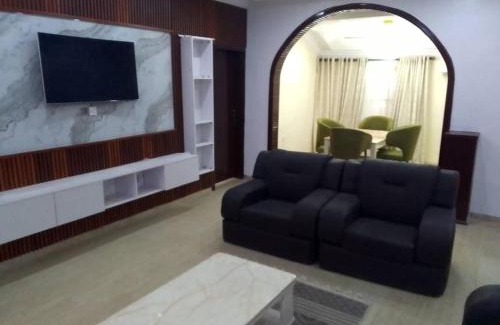 Mushin Apartment | House - Sleeps 6 & Free Parking