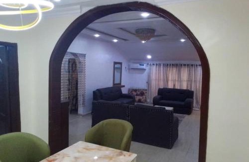 Mushin Apartment | House - Sleeps 6 & Free Parking