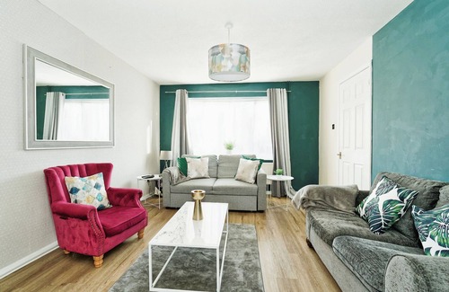 Broad Oak House | House - Sleeps 6 - Garden - Parking