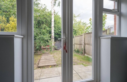Maidstone House | House-sleeps7-parking-garden-sportschannels