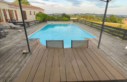 Lavardac House | House with an amazing view, private pool, yet only 8 mins walk to town.