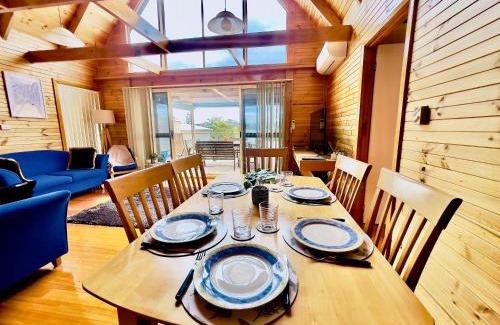 Stieglitz House | House with bay views - St Helens family escape