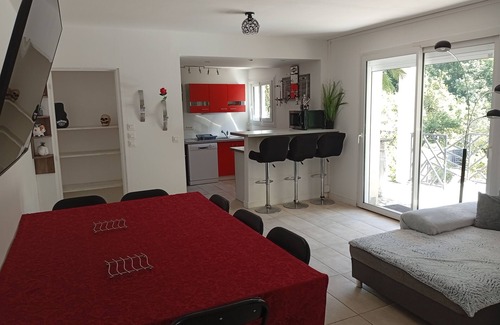 Yevre-le-Chatel House | House with garden/terrace facing the forest