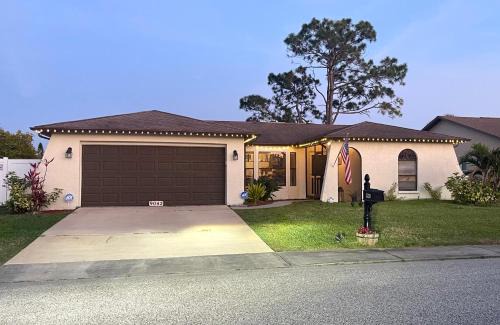 Embassy Hills House | House with lake view