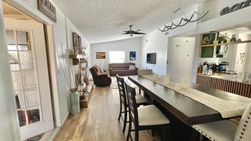 Embassy Hills House | House with lake view