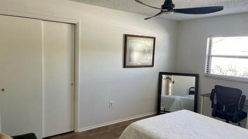 Embassy Hills House | House with lake view