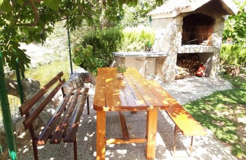 Zrnovnica House | House with large garden right next to the river