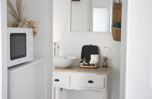 Alges Condo | House with patio