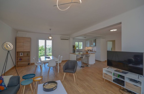 La Garde House | House with pool and garden close to beaches