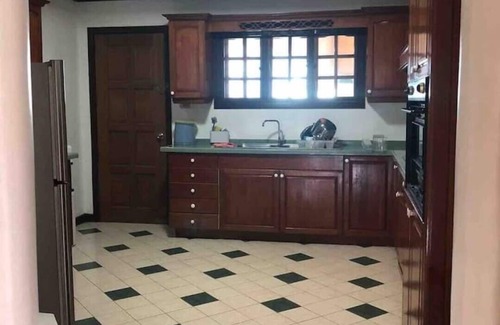 Lapu-Lapu House | House with private pool and extensive garden