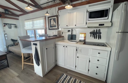 Fox Point Boat Rental | Houseboat in Providence!