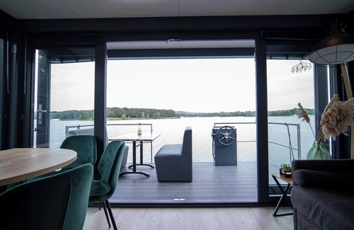 Middelaar Ski Chalet | Houseboat Marina Mookerplas 4-6 persons (with Hottub)