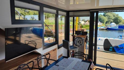 Uraz Boat Rental | Houseboat Water King apartament pływający dom na wodzie łódź Hausboot 7 os