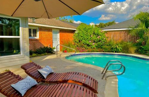 Westbury Villa | Houston Luxe Private Retreat for 16 people with Heated Pool, Big Sunroom, Billiards