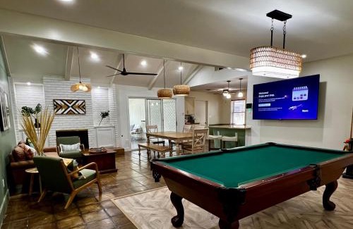 Westbury Villa | Houston Luxe Private Retreat for 16 people with Heated Pool, Big Sunroom, Billiards
