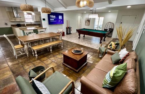 Westbury Villa | Houston Luxe Private Retreat for 16 people with Heated Pool, Big Sunroom, Billiards