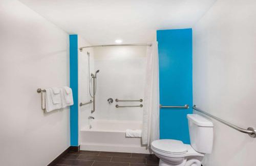 Wollaston Hotel | Howard Johnson by Wyndham Quincy/Boston