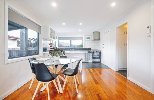 Howrah House | Howrah Breeze All Season Retreat by Beach and Park