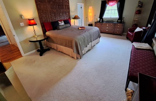 Lexington House | HUGE 3BR HOUSE ON 8 ACRES. AMAZING PORCHES, POOL TABLE, & NO EXTRA FEES! YAY!