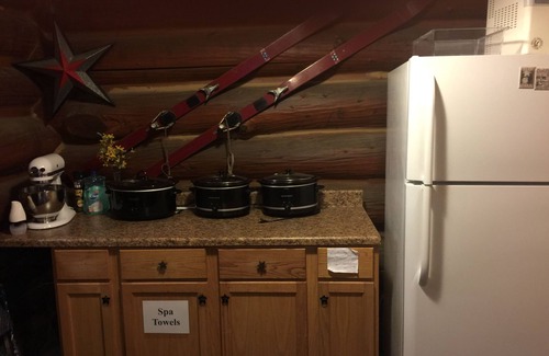 Green Mountain Cabin | Huge 8 bdm 7 baths, log cabin with views! sleeps 35, eating for 28, pets oknn