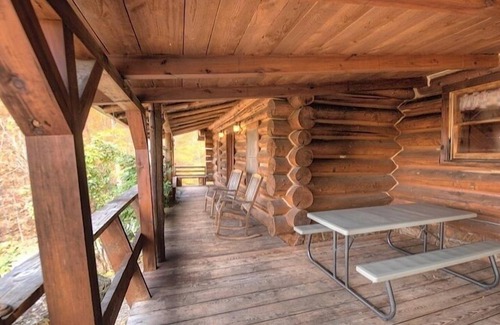 Green Mountain Cabin | Huge 8 bdm 7 baths, log cabin with views! sleeps 35, eating for 28, pets oknn