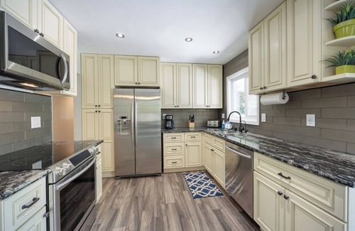 Vista Norte House | Huge Backyard: PoolTable+Firepit+Saltwater Pool and Spa