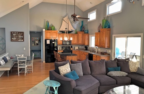 Wise House | HUGE cove, DEEP water, KAYAKS, SUPs, fire pit & game room