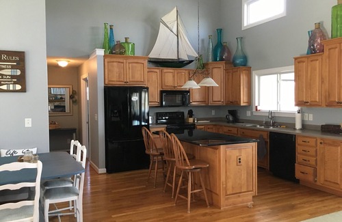 Wise House | HUGE cove, DEEP water, KAYAKS, SUPs, fire pit & game room