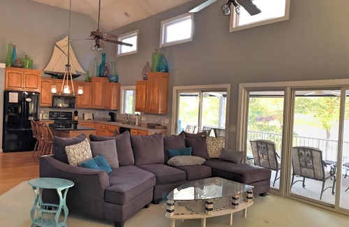 Wise House | HUGE cove, DEEP water, KAYAKS, SUPs, fire pit & game room