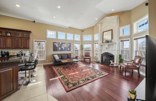 McHenry House | HUGE Crystal Lake 7 Acre Ranch w/Pool & Hot Tub