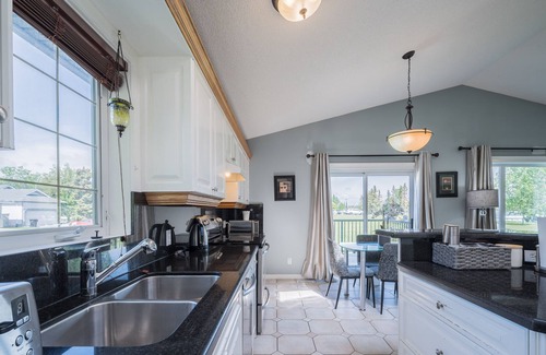 Hidden Valley House | Huge Home for your group! Mins to Airport!