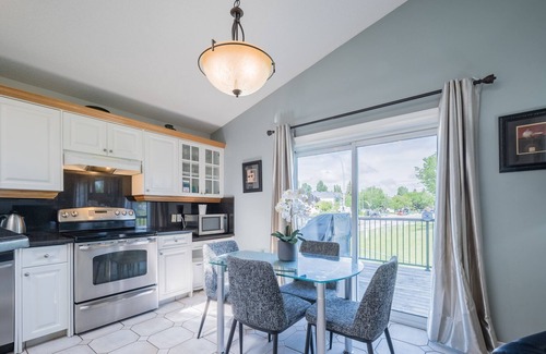 Hidden Valley House | Huge Home for your group! Mins to Airport!