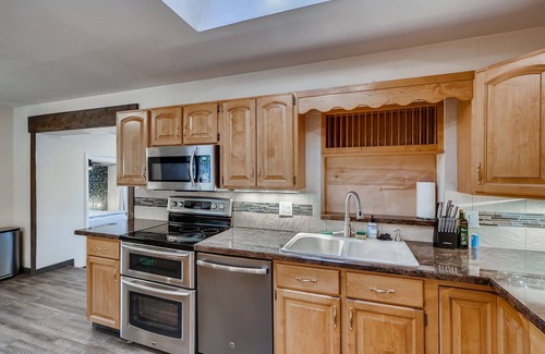 Alta Vista Area House | Huge & Stylish 5bd3ba Close to Denver & Boulder! Dog friendly!
