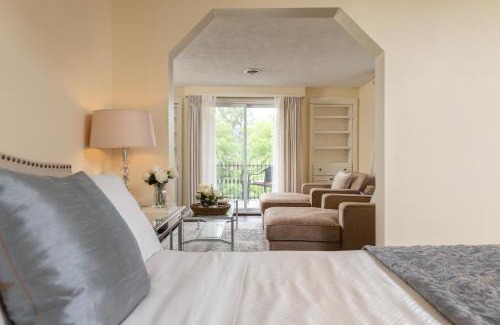 Historic Old Town Bed & Breakfast | Hummingbird Haven Bed & Breakfast Luxury Suite With Terrace & Seasonal Lake Views Located in Historic Old Town Niagara-On-The-Lake