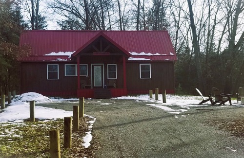 Peebles Cabin | Hunter Lodge (Secluded in Amish Country and peaceful)