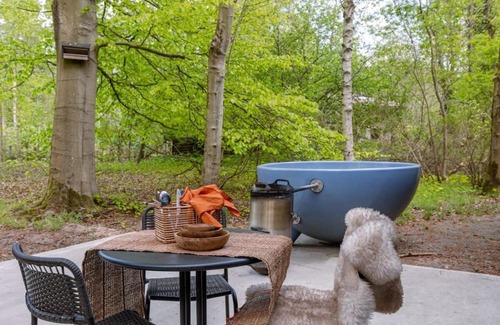 Stekene House | Huswell - Cozy Forest Cabinet with Private Hot Tub