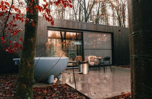 Stekene House | Huswell - Cozy Forest Cabinet with Private Hot Tub