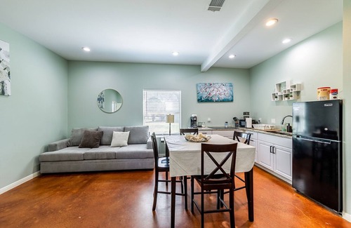 Hutto House | Hutto Casita 5 min from Kalahari Resorts & Dell Diamond!