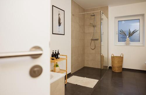 Winsen Apartment | Hygge Homes, three bedrooms with parking, near river