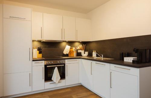Winsen Apartment | Hygge Homes, three bedrooms with parking, near river