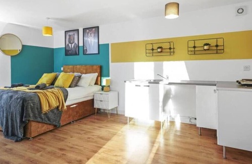 Rugby House | Ideal 4 bed House in Rugby - Football Table